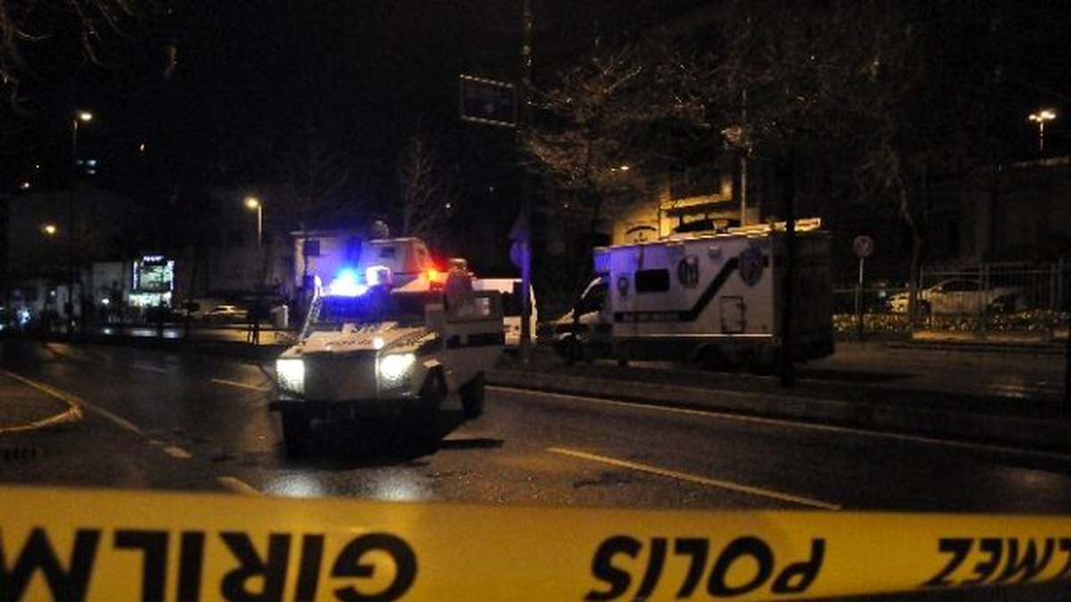 AK Parti Önündeki Polis Noktasına Silahlı Saldırı