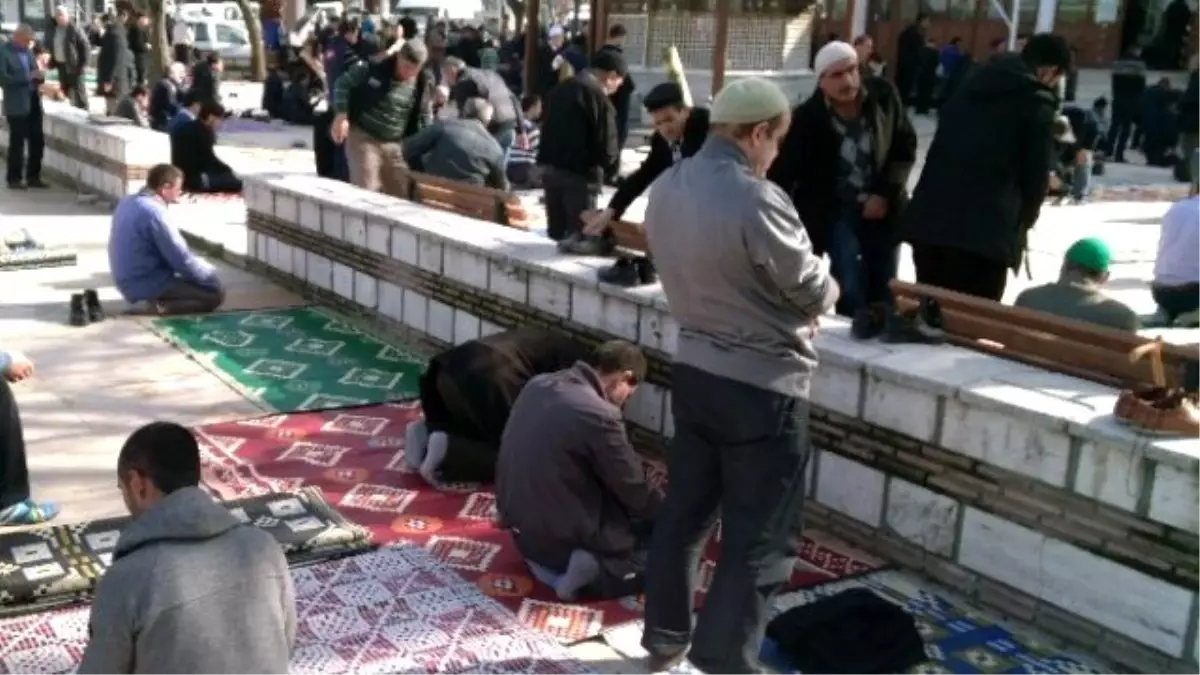 Akli Dengesi Yerinde Olmayan Şahıs, Cuma Namazında Kıbleye Ters Durdu