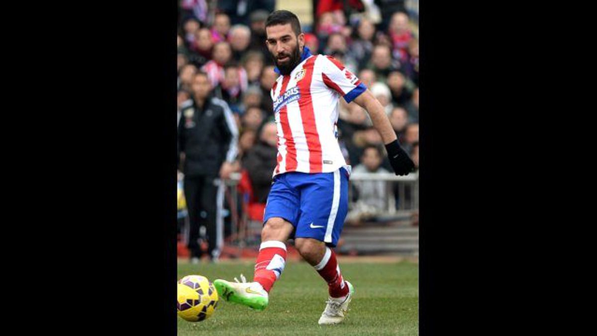 Arda Turan Bu Sefer Eldivenlerini Fırlattı