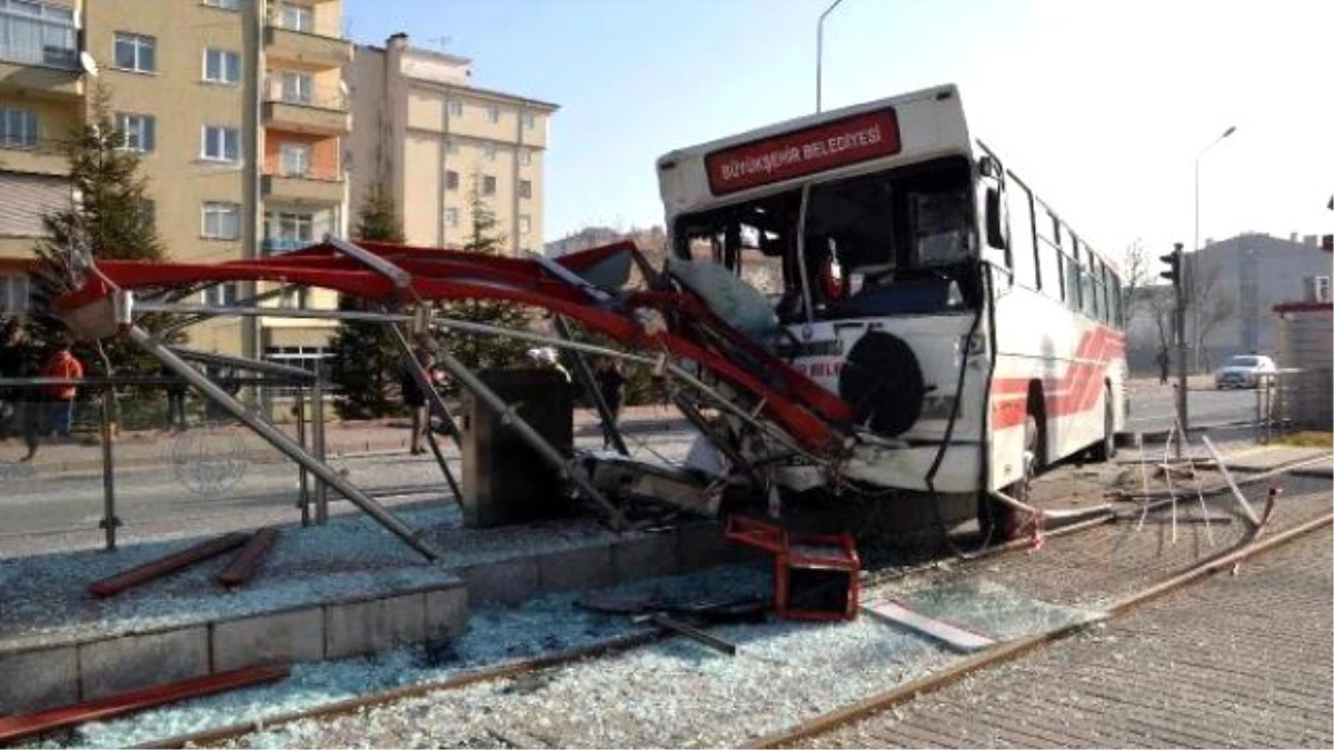 Kayseri\'de İşçi Servisine Çarpan Otobüs Tramvay Durağına Girdi