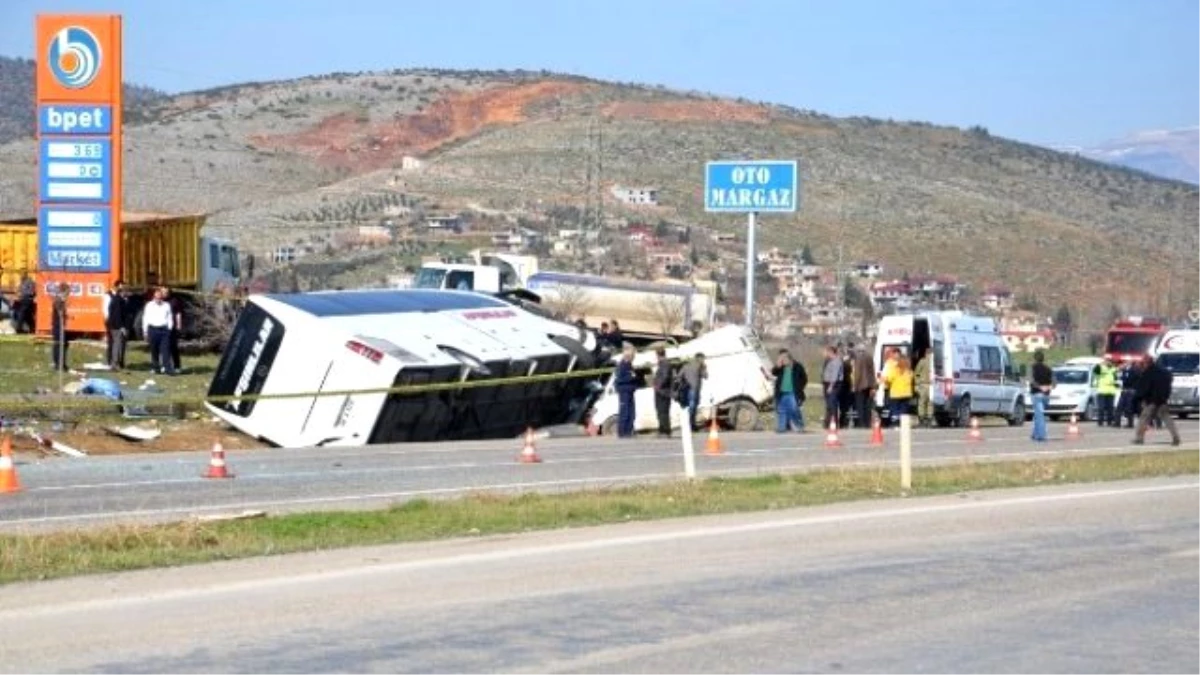 Kahramanmaraş\'ta Yolcu Otobüsü ile Minibüs Çarpıştı: 20 Yaralı