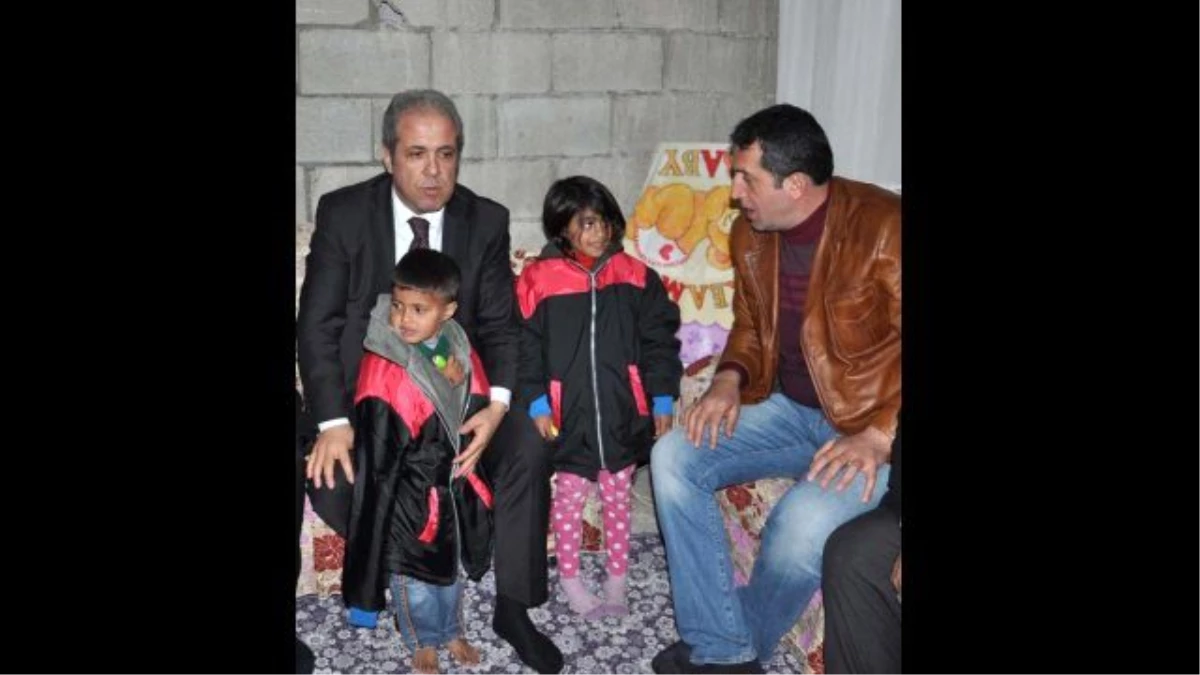 AK Parti Gaziantep Milletvekili Tayyar Çocuklara Kaban Dağıttı