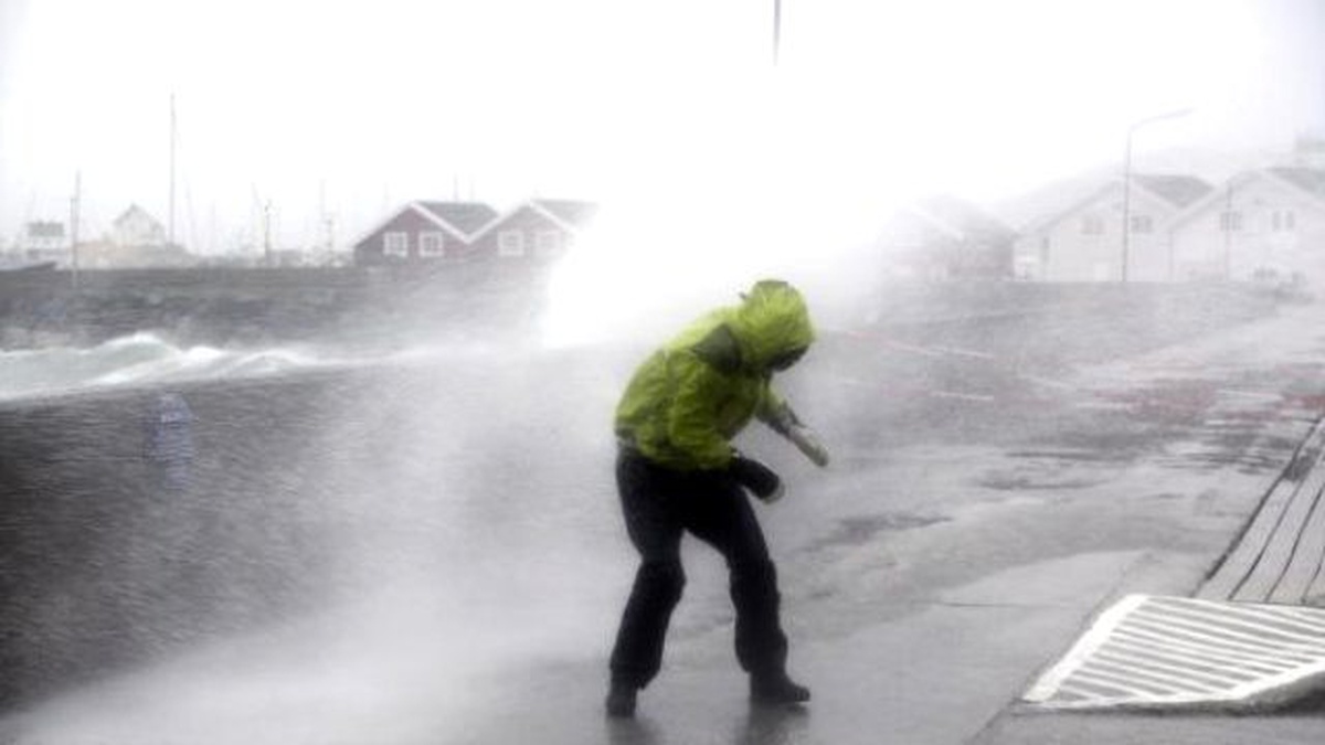 Norveç\'te Fırtına ve Tipi Hayatı Felç Etti