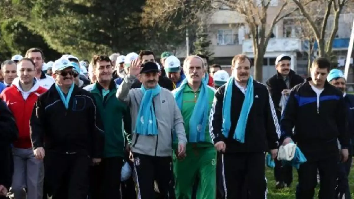 Sağlık İçin Yürüyüş Yapan Sağlık Bakanı\'na Bisiklet Protestosu