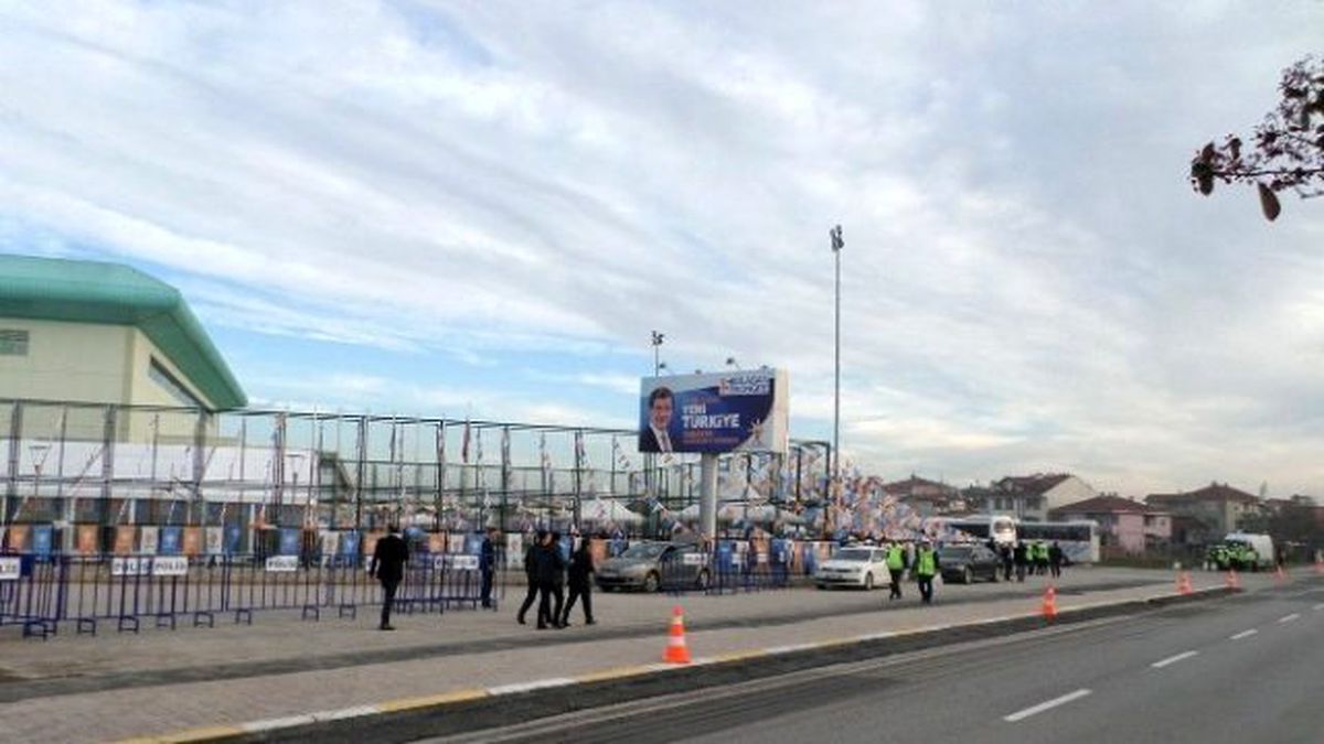 Polis Serdivan\'da \'Başbakan\' Alarmı Verdi!