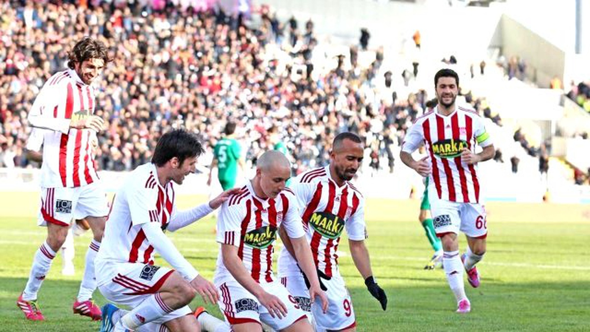 Sivasspor Akhisar Belediyespor\'u İki Golle Geçti
