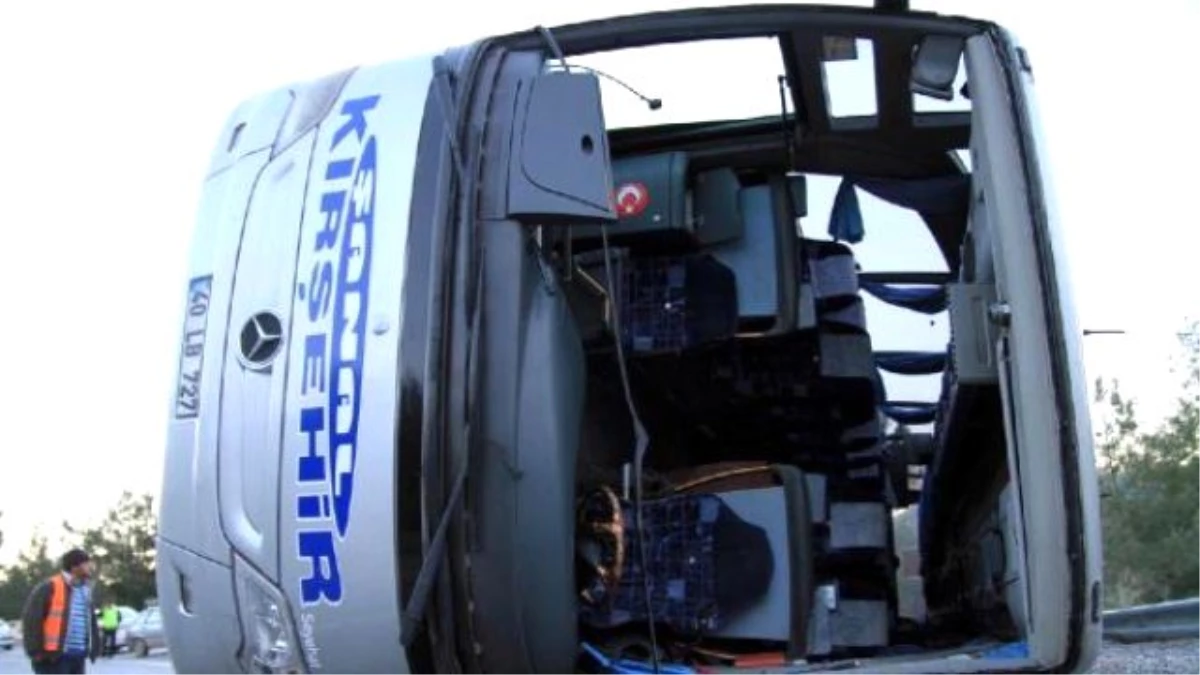 Antalya\'da Yolcu Otobüsü Devrildi: 1\'i Ağır, 37 Yaralı