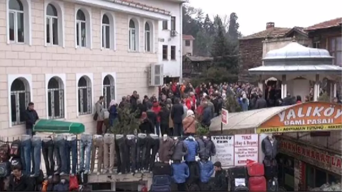 Bıçaklanarak Öldürülen Kadın Son Yolculuğuna Uğurlandı