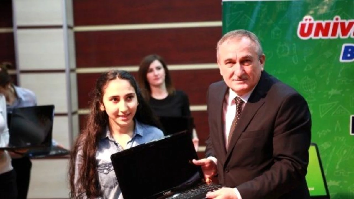Bolu Belediyesi Başarılı Öğrencilere Laptoplarını Dağıttı