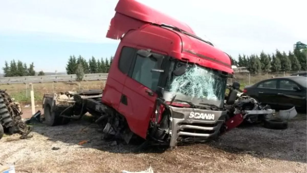 Bulgur Taşıyan Tır Bariyerlere Çarptı: 1 Yaralı