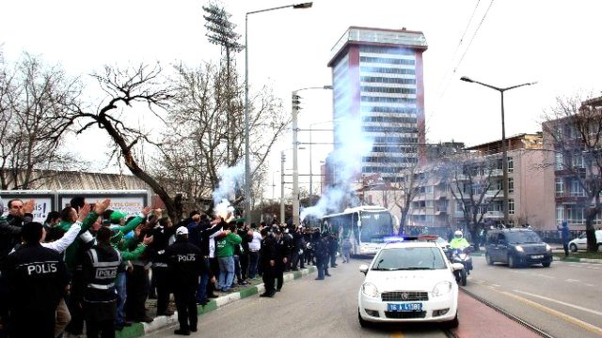 Bursaspor\'a Taraftardan Coşkulu Karşılama