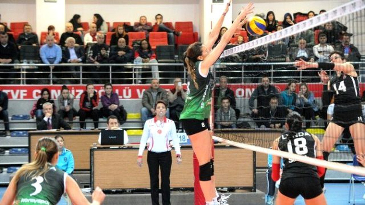 Büyükşehirli Voleybolcular Yüzleri Güldürdü