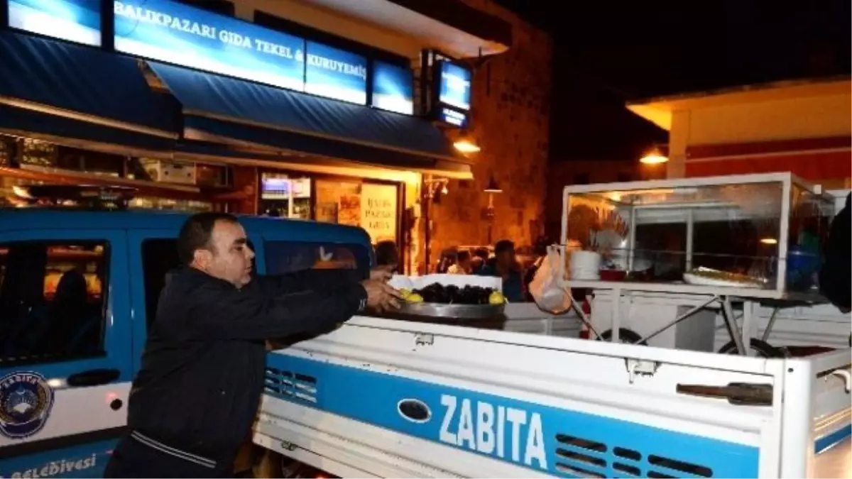 Muratpaşa Belediyesi\'nden Seyyar Satıcı Operasyonu