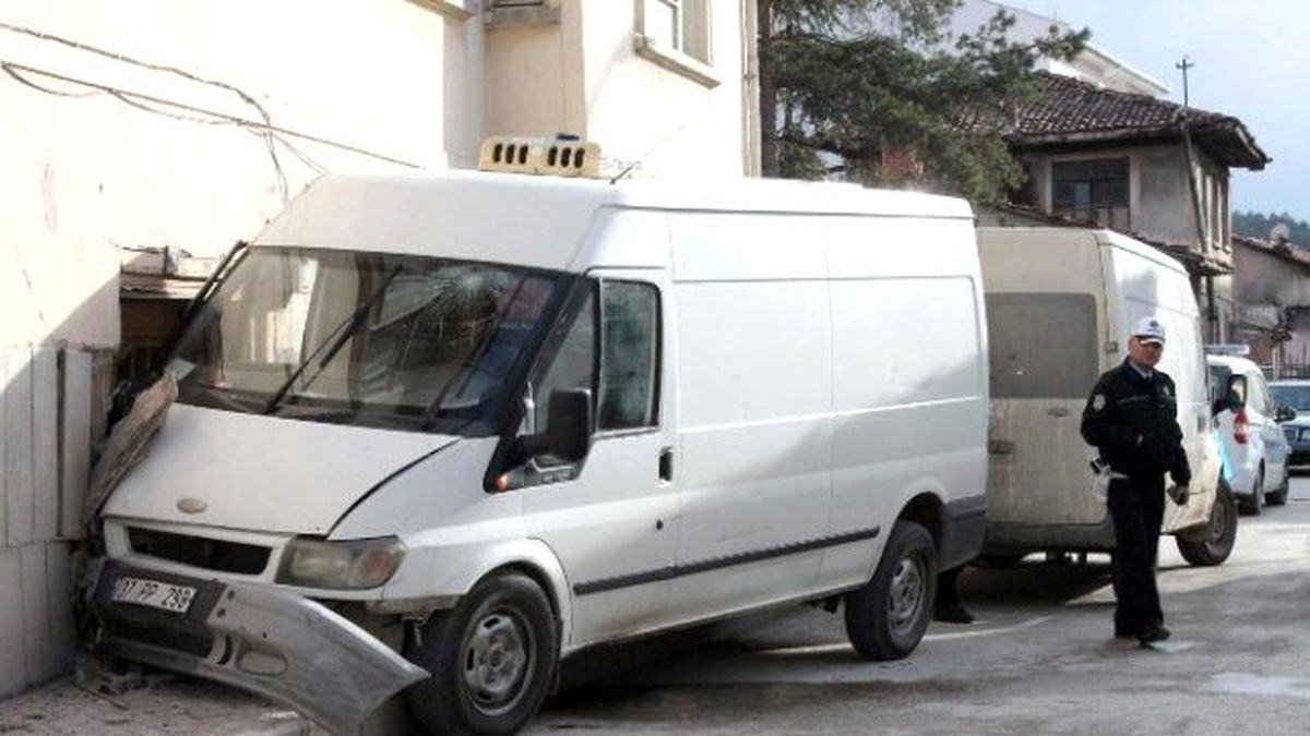 Yoldan Çıkan Panelvan Eve Çarptı