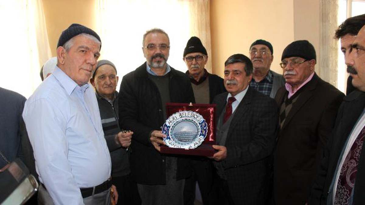 Ağrı Belediyesi Eşbaşkanı Sırrı Sakık Huzur Evini Ziyaret Etti