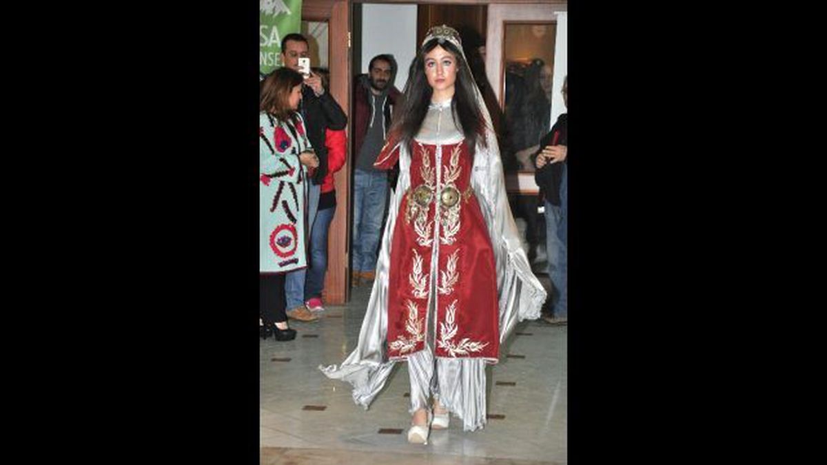 Bursa\'da Osmanlı Kaftanları Defilesi Göz Kamaştırdı