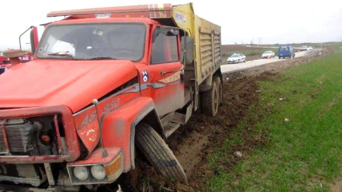Kamyon Otomobile Çarptı: 1 Ölü, 3 Yaralı