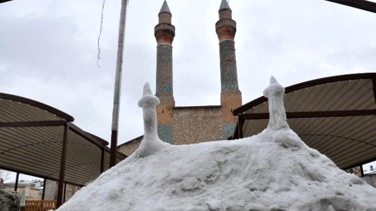 Kardan Çifte Minare\'nin Minyatürünü Yaptı