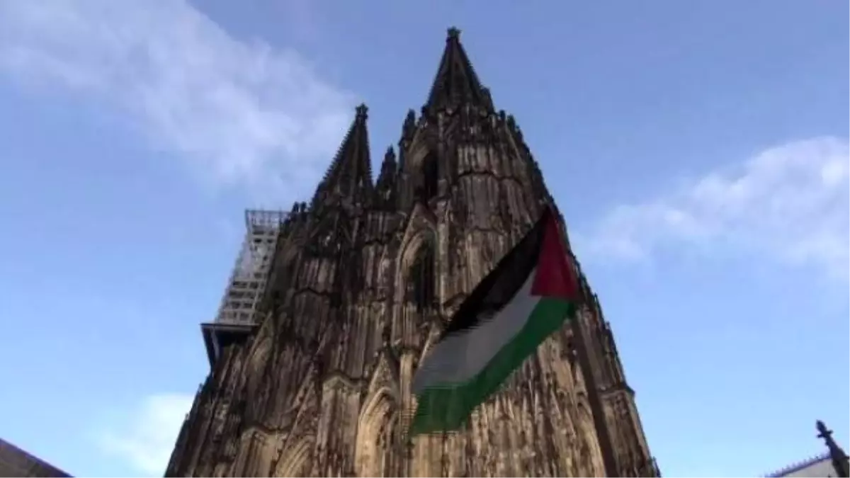 Köln Katedrali Önünde Aylardır İsrail\'i Protesto Ediyor