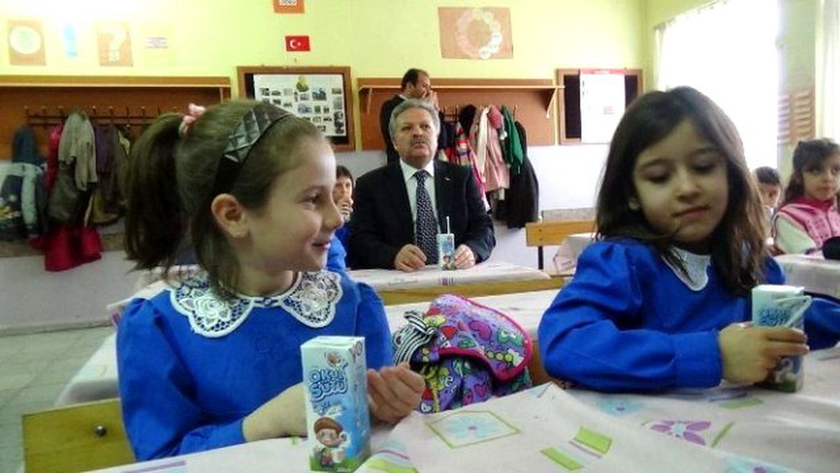 Minikler Eğitimlerine Vali Kahraman ile Süt İçterek Başladı