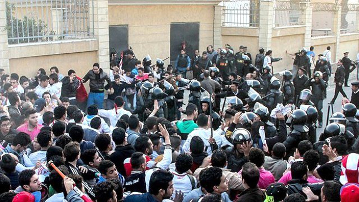 Mısır\'da Futbol Taraftarlarıyla Polis Arasında Çatışma: 22 Ölü