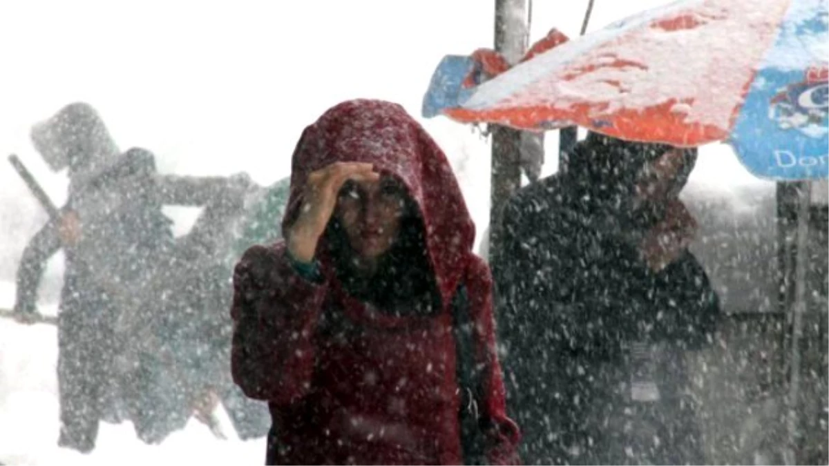 Türkiye\'de Kar Esareti! 4 İlde Okullar Tatil Edildi