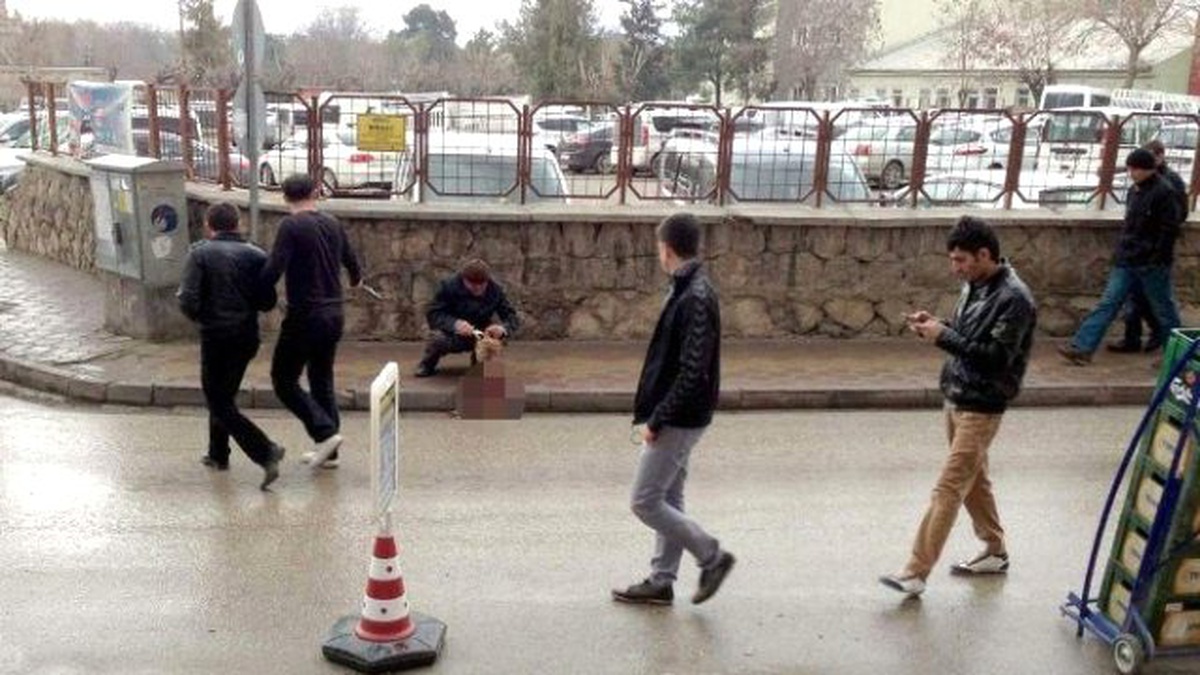 Tavuğu Herkesin Gözü Önünde Kesti, Tepki Topladı