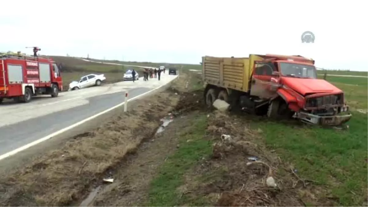 Tekirdağ\'da Otomobille Kamyon Çarpıştı