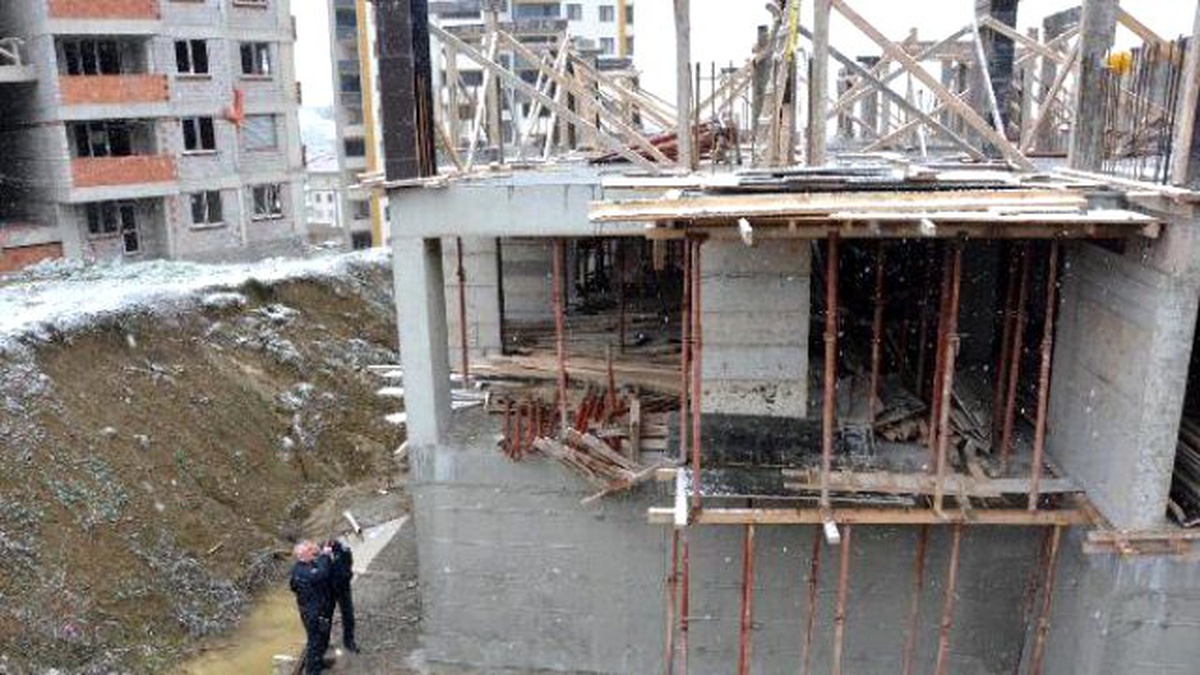 Karabük\'te 2. Kattan Düşen İnşaat İşçisi Yaralandı