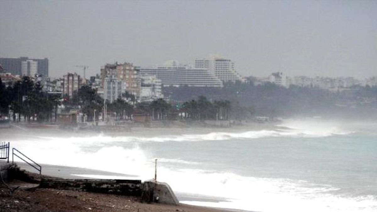 Antalya\'da Yağmur Hayatı Olumsuz Etkiledi