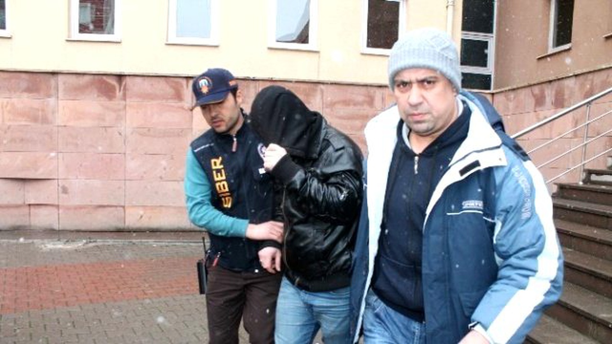 Atm\'lere Kart Kopyalama Aparatı Takan İki Kişi Yakalandı