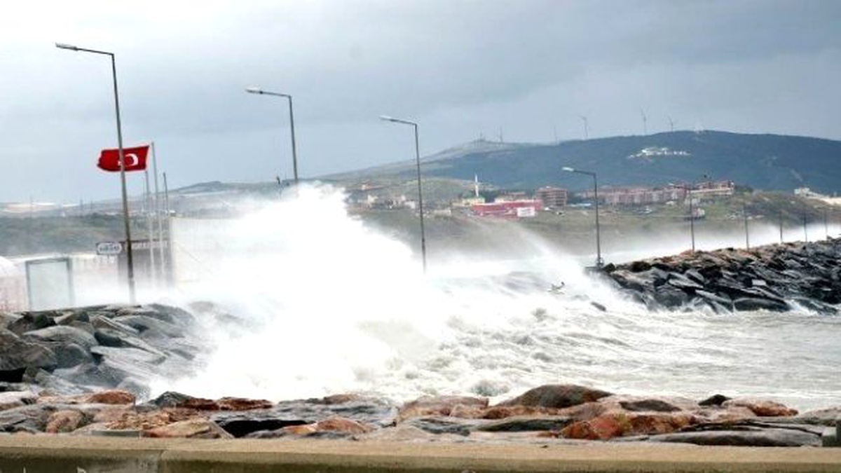 Bandırma\'da Fırtına Deniz Ulaşımını Aksatıyor