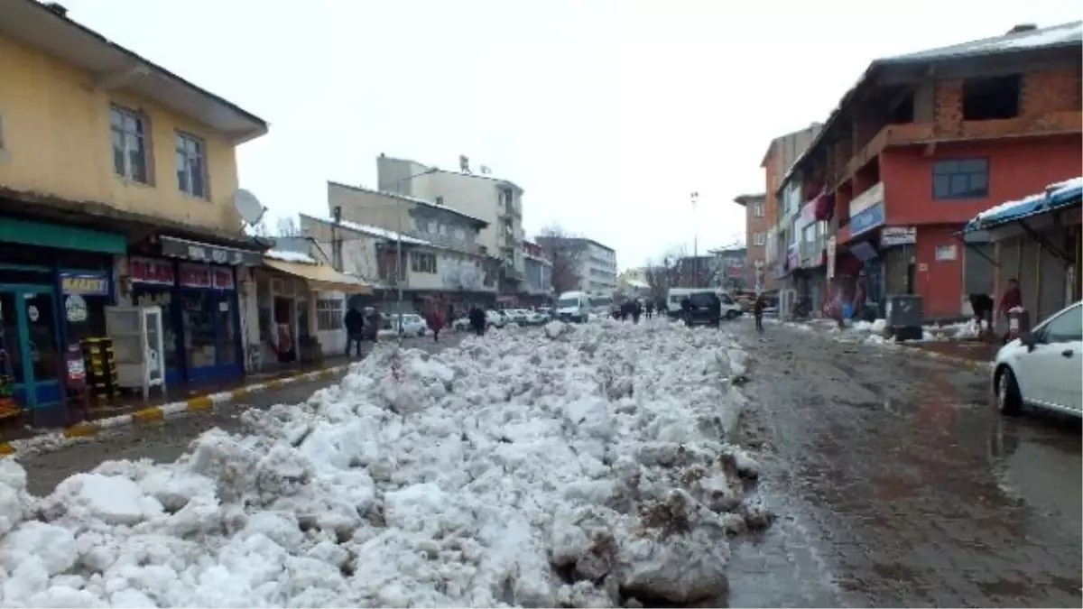 Malazgirt Belediyesi Kar Temizleme Çalışmasına Başladı