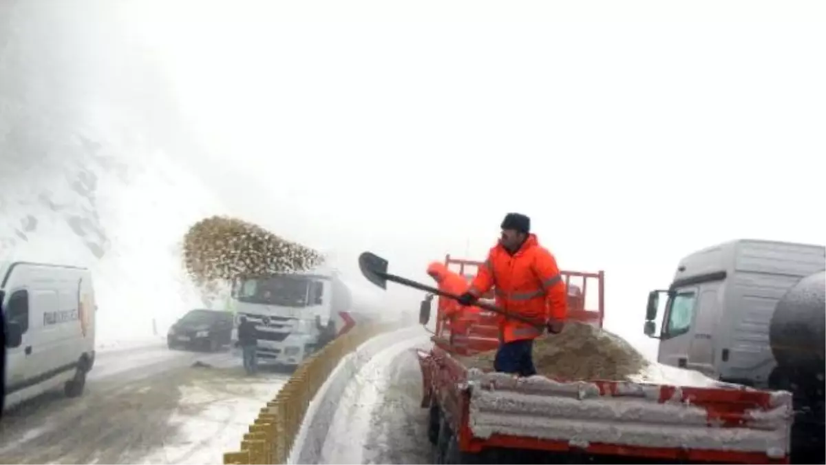 Bolu Dağı\'nda Kar Yağışı Ulaşımı Etkiledi (3)