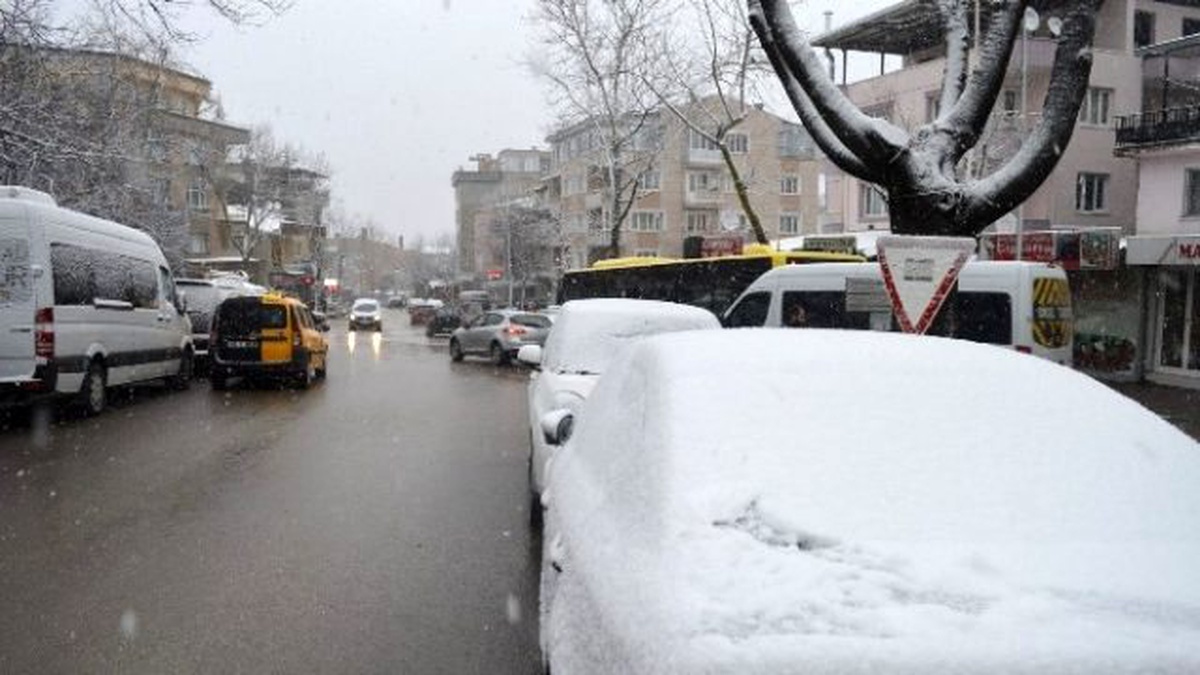 Bursa\'da Yoğun Kar Yağışı Etkili Oluyor