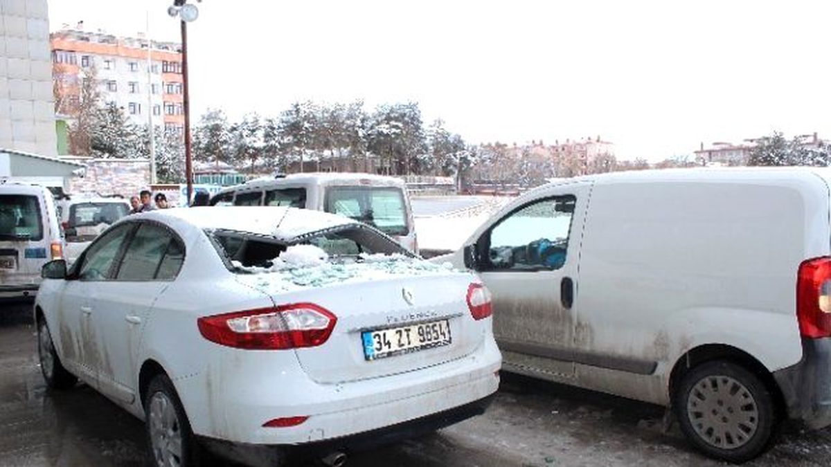 Çatıdan Düşen Kar Kütlesi, Otomobilde Maddi Zarara Yol Açtı