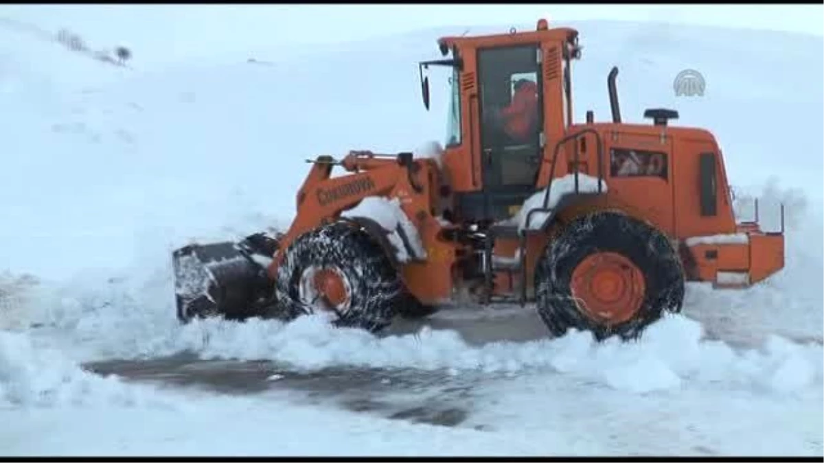 Çığ Altında Kalan İş Makinelerini Çıkartma Çalışmaları Sürüyor