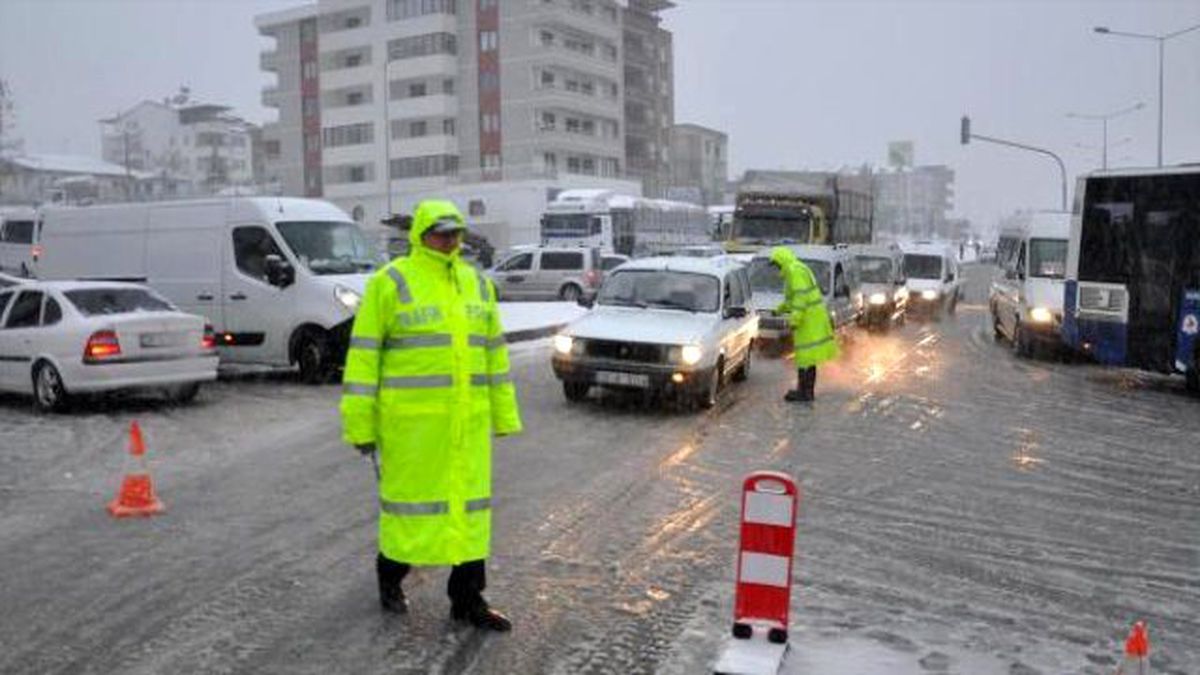 Denizli-Antalya Karayolu\'nda Ulaşım Güçlükle Sağlanıyor