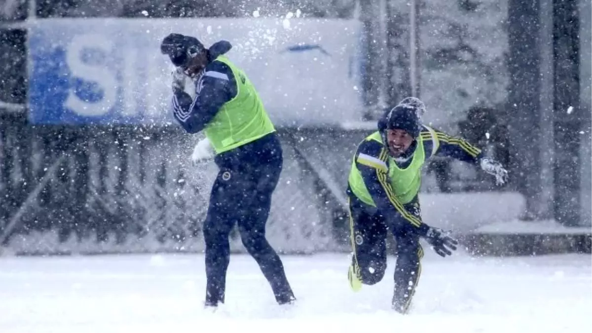 Fenerbahçe Yoğun Kar Yağışı Altında Çalıştı