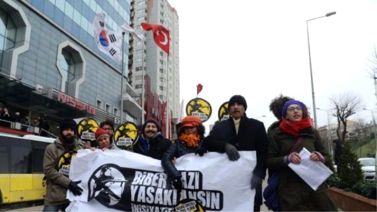 İstanbul\'da Güney Kore\'ye Biber Gazı Protestosu