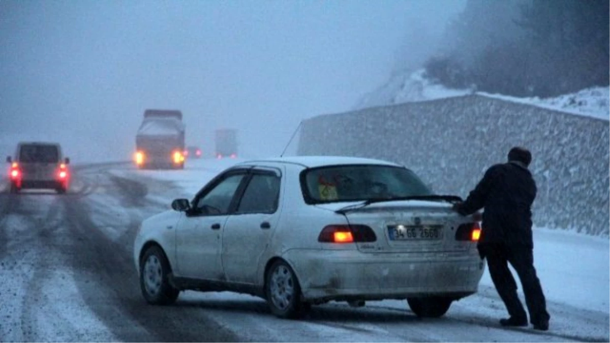 Ilgaz Dağı\'nda Kar, Sürücülere Zor Anlar Yaşattı