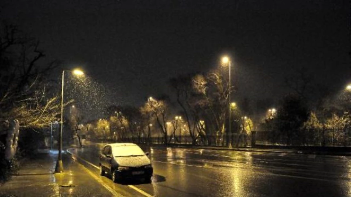 İstanbul\'da Kar Yağışı Başladı