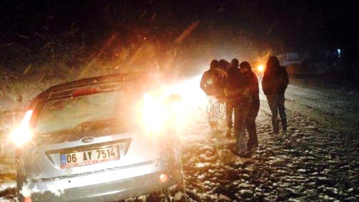 İzmit-Kandıra Yolu\'nda Zincirsiz Araçların Trafiğe Çıkmasına İzin Verilmiyor