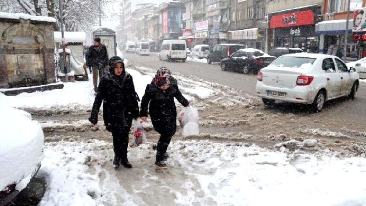 Afyonkarahisar\'da Kar Yağışı Yaşamı Olumsuz Etkiliyor