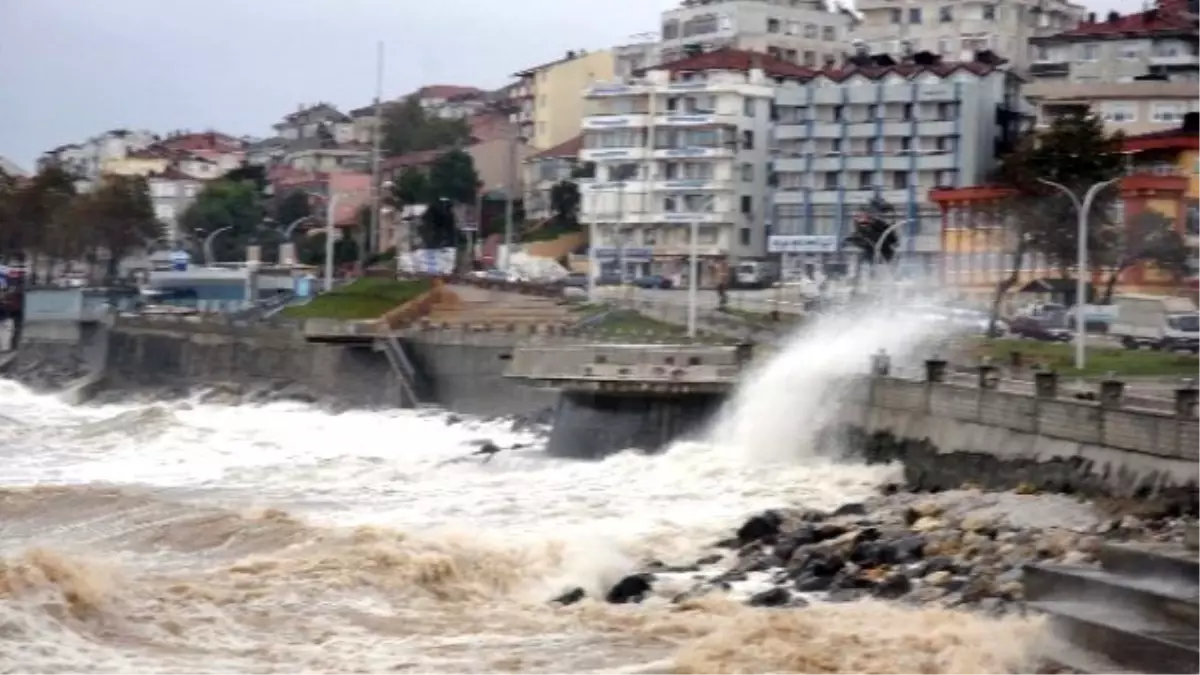 Karadeniz\'de Fırtına Hakim