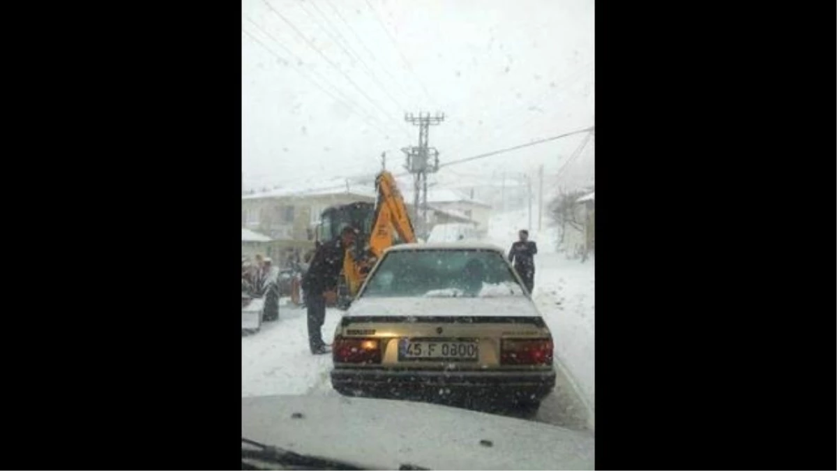 Karla Kaplı Yol Açıldı, Ömer Bebek ve Ailesi Evine Ulaştı