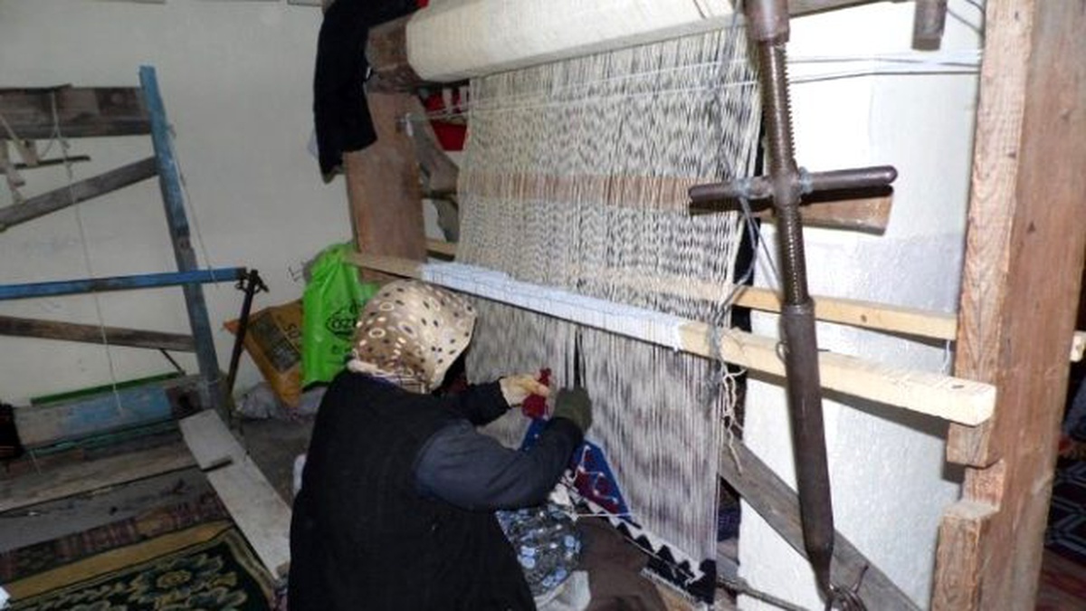 Korkuteli\'nde Yöresel Kilim Dokumacılığı Kursu Başladı