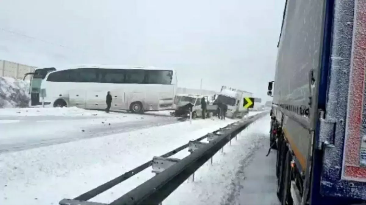 Kütahya-afyonkarahisar Karayolu\'nda Zincirleme Trafik Kazası