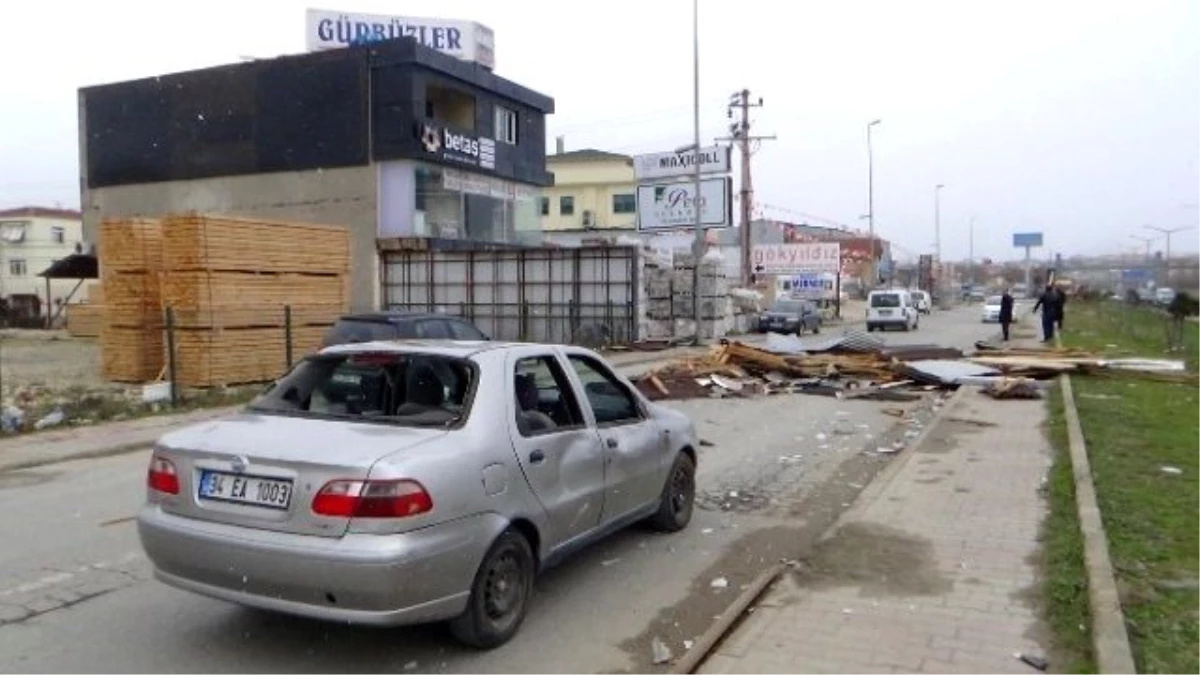 Fırtınanın Uçurduğu Çatı, Seyir Halindeki Aracın Üzerine Düştü