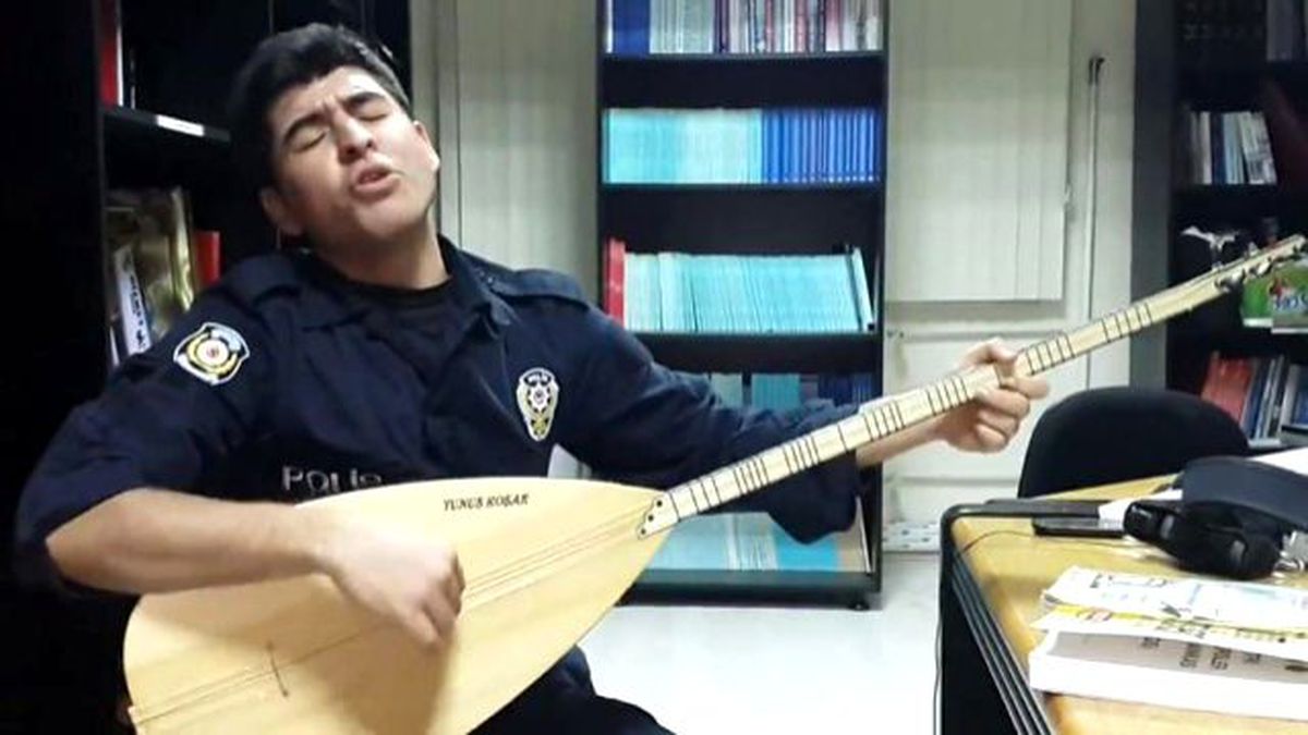 Polis Memurunun Mest Eden Bağlama Şovu
